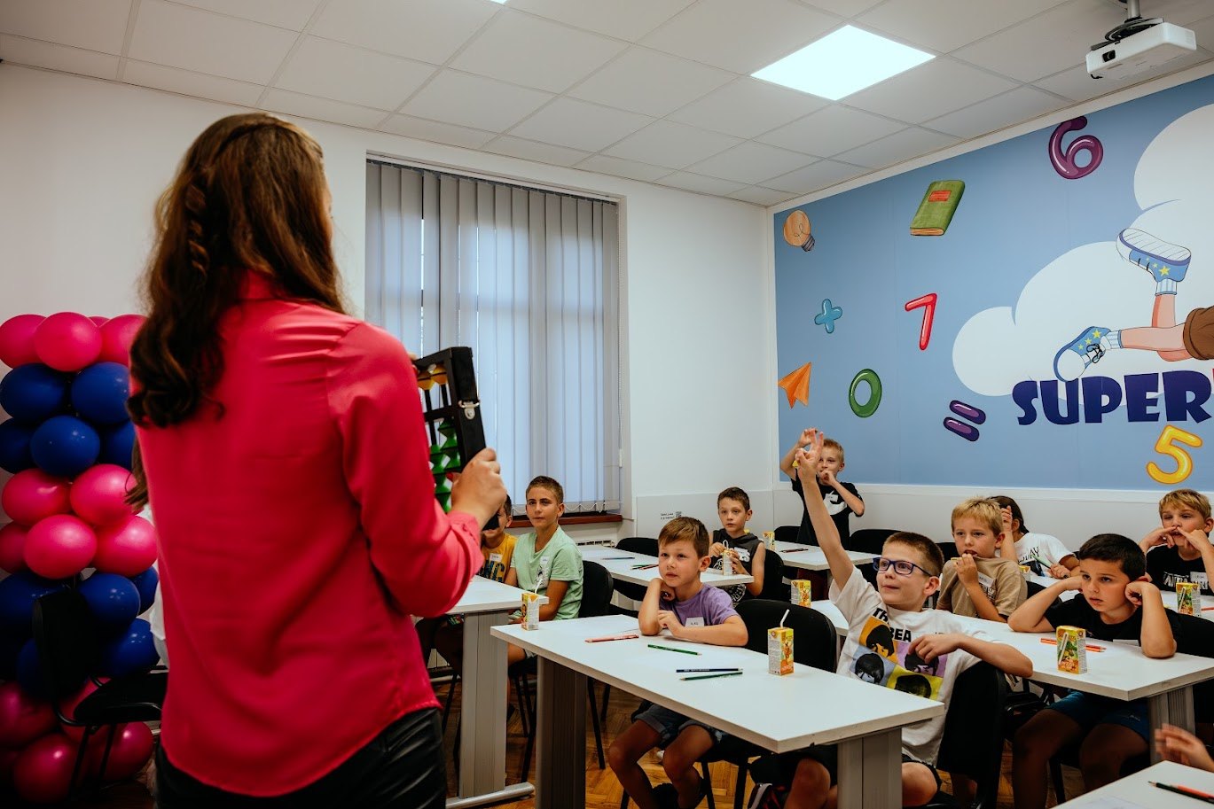 Učiteljica objašnjava zadatk
