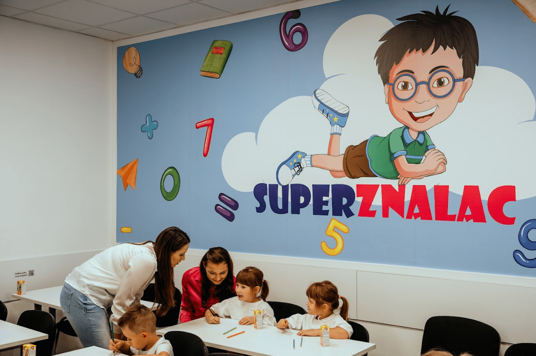 Učiteljice i učenici zajedno riješavaju zadatak