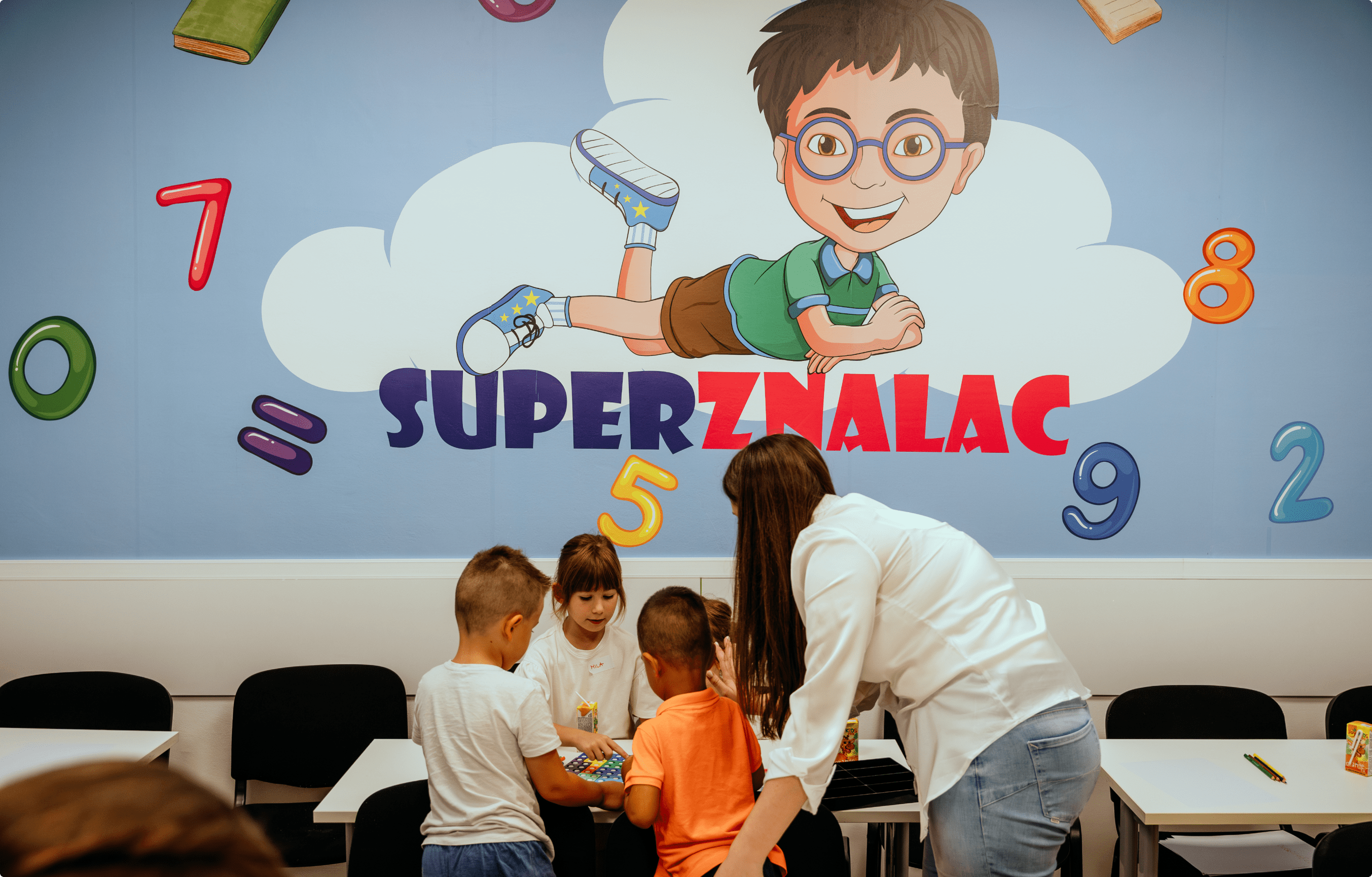 Učionica s djecom i učiteljicom.
